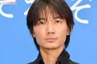 綾野剛、“ガーシー”こと東谷義和議員のYouTube暴露を乗り越えて佐久間由衣と結婚!囁かれる世界進出と夫…