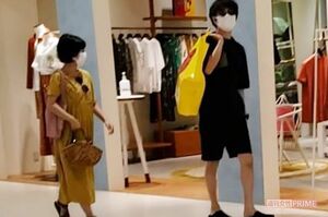 百貨店に入っているアパレルショップに立ち寄り買い物を楽しんでいた山崎育三郎・安倍なつみ夫妻