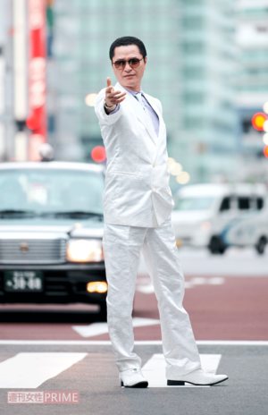 鼠先輩（撮影／山田智絵）ねずみせんぱい 1973年生まれ。高校中退後、バンド活動など長い下積み時代を送る。2008年、35歳にして『六本木～GIROPPON～』で大ブレイク。2009年に一度引退。コロナ禍のニート生活を経て、2022年に復活!