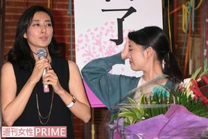 木村の「本当によく頑張りましたね」の言葉に思わず涙がこぼれる高畑。「うちの自慢の娘たちをこれからもよろしく！」と母親の顔でアピール　撮影／佐藤靖彦