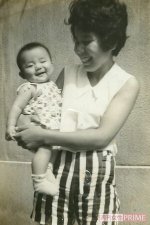 幼少期、母親に抱かれるGETTAMAN