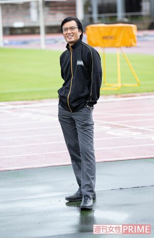 お昼前にようやく雨も上がり、出演者たちのテンションもアップ。陸上部員を指導するシーンでは、競技場内に響きわたる大声で熱演! 撮影/齋藤周造