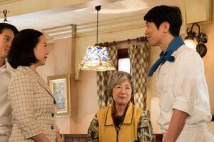 鈴子（中）らは初めての家族旅行に行くことに　(c)NHK