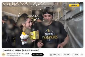 周東右京選手にタッチしながらインタビューするダレノガレ明美（ホークス公式YouTubeより）