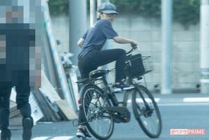2018年7月下旬、周囲を気にしながら、自宅から自転車で出てきた井上真央