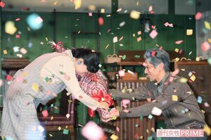 紙吹雪の中、いちばん初めに花束を渡したのは、夫・紀夫を演じた永山絢斗。「隣にいる人として、長く見てきましたが、何があっても踏ん張って前を向く姿勢に、すごく勇気をもらいました」　撮影／坂本利幸