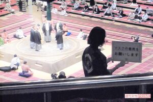 コロナ禍の開催となった、令和2年の大相撲九月場所。館内ではマスク着用の札があちこちに（著者撮影）