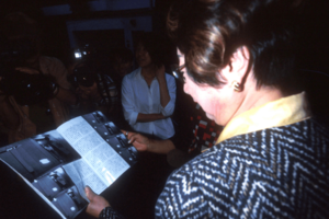 夫の不倫記事を読む扇千景さん