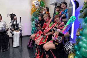 『プリンセス天功のアイドル☆KING』で、アイドルグループ「仮面女子」のメンバーたちと