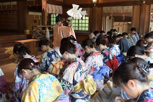 男女別のレクチャーを受けた後、出水神社で縁結び祈祷を受ける