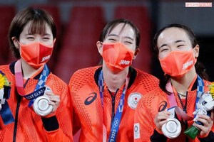 東京五輪時の伊藤美誠（右）と平野美宇（左）。中央は引退した石川佳純（平野のインスタグラムより）