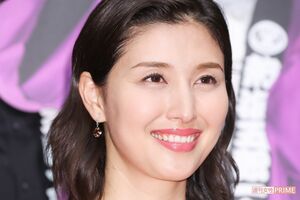 橋本マナミ。「バスローブ1枚で下着をつけないときも、靴下だけは必須です」（小林さん）