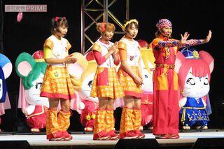 『ミニモニ。』左から辻希美、矢口真里、加護亜依、ミカの初期メンバー（2001年）