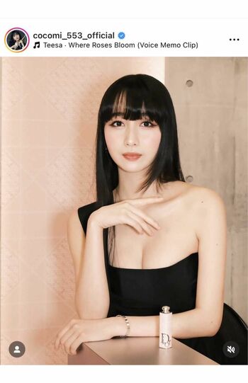 胸の谷間も見える真っ黒なドレス姿を投稿したCocomi(本人のインスタグラムより、現在は削除済み)