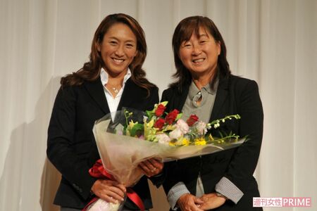引退会見で母・芙沙子さんと