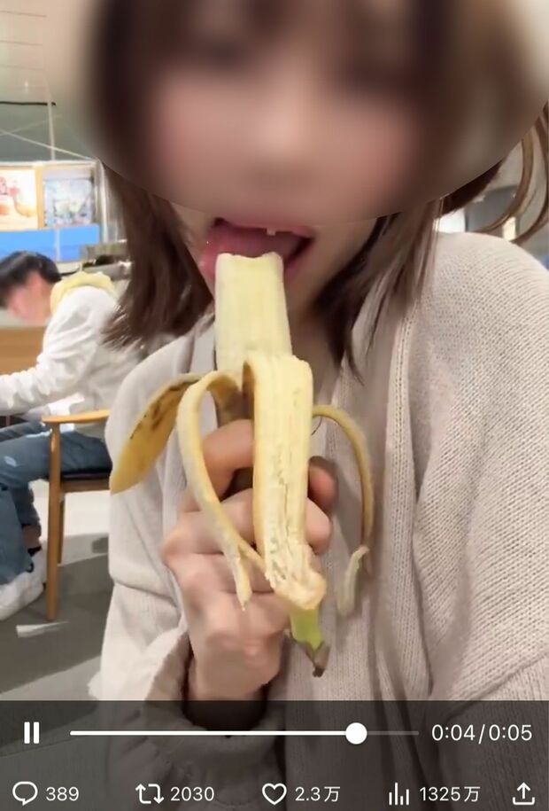 コーヒーショップと見られる店内で撮影されたショート動画