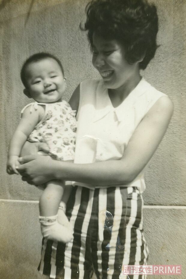 幼少期、母親に抱かれるGETTAMAN