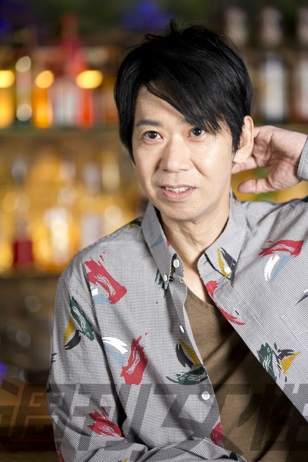  てづか・とおる　1962年６月27日生まれ。175センチ。B型。近年の出演ドラマに『半沢直樹』『ルーズヴェルト・ゲーム』『HERO』など。放送中の『プロミス』CMでは謎の音楽プロデューサーに　WOWOW連続ドラマＷ『天使のナイフ』が2月22日スタート。撮影／佐々木みどり