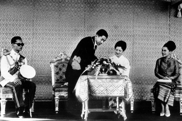 '64年のご訪問で、プミポン国王夫妻から歓迎される若かりし両陛下