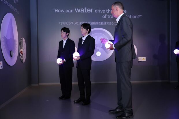 オランダ館では秋篠宮さまと一緒に再生可能エネルギーなどの展示をご覧になった(9月25日)