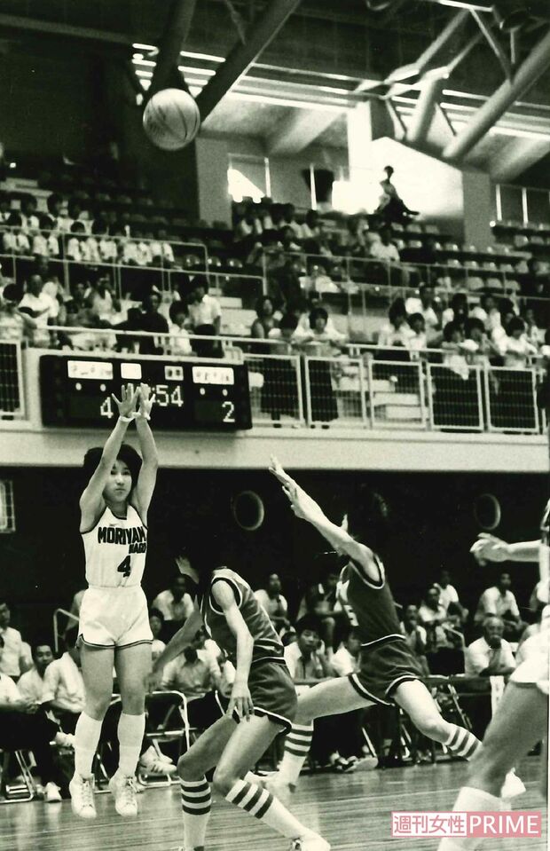 中学3年のとき、バスケットボールの全国大会で優勝した。シュートをしているのが久美さん。部活後は疲れて寝てしまうため早起きして勉強し、通知表はオール5だったという