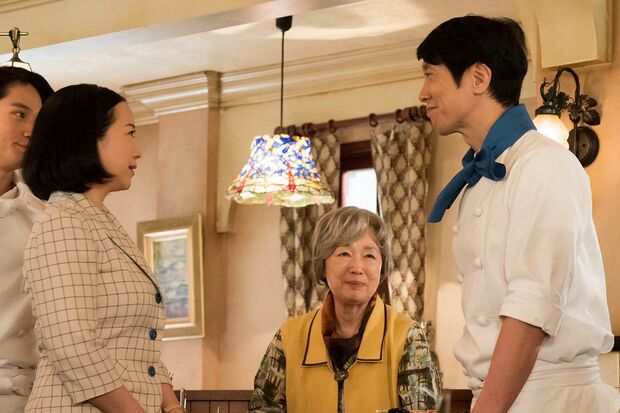 鈴子（中）らは初めての家族旅行に行くことに　(c)NHK