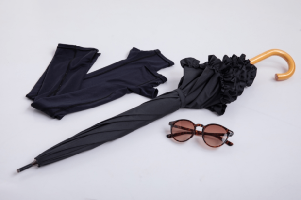 紫外線対策は日傘だけでなく、薄色のUV加工サングラスも必需品※写真はイメージです