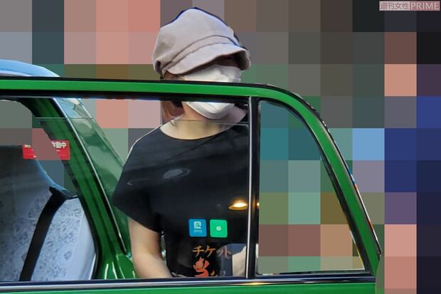 退勤後、タクシーに乗り込む小室佳代さんを記者が直撃。質問に対して絞り出した答えは……