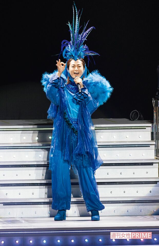 疫病退散の願いを込めた青いアマビエの衣装で、中野サンプラザに降臨！　感染防止のため、客席は通常の半分に制限　撮影／廣瀬靖士