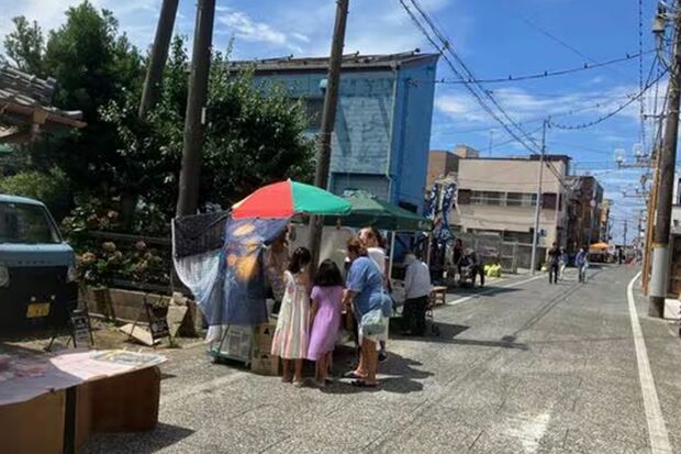 平日だからか、朝市に出ている店は少なかった（筆者撮影）