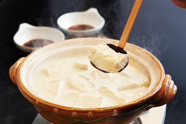 『温泉湯豆腐3丁入り(胡麻だれ・ぽん酢付き)』3780円(送料込み)