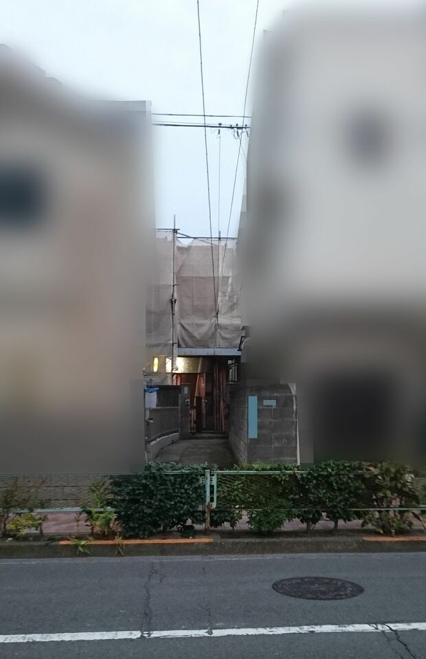 リフォーム中の森の新居。両サイドには住宅が建っている