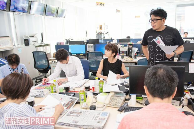 【6】テーブルには新聞各紙が置かれ、この日番組内で扱うニュースを中心にチェック　撮影／渡邊智裕