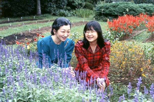 美智子さまは長女の清子さんにも料理を教えられた(宮内庁提供)