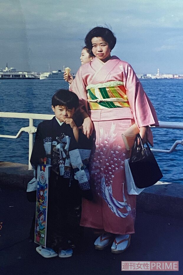 母親の幸恵さんと。仕事を辞め制作に没頭するようになってからも、温かく見守ってくれた