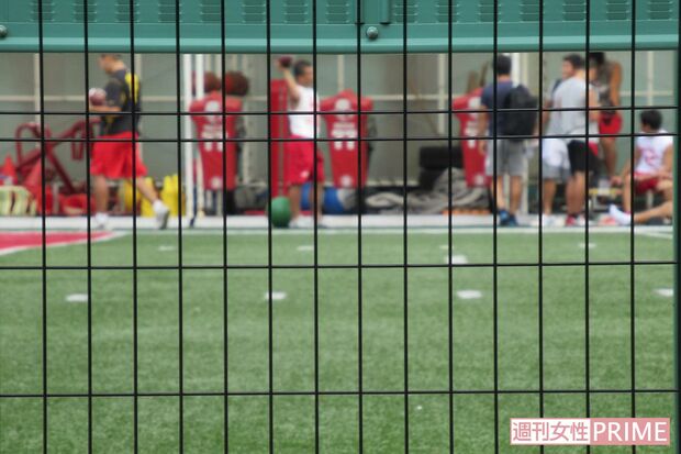 多くの報道陣が詰めかける中、練習する日大部員たち＝24日、都内のアメフト部専用グラウンドにて