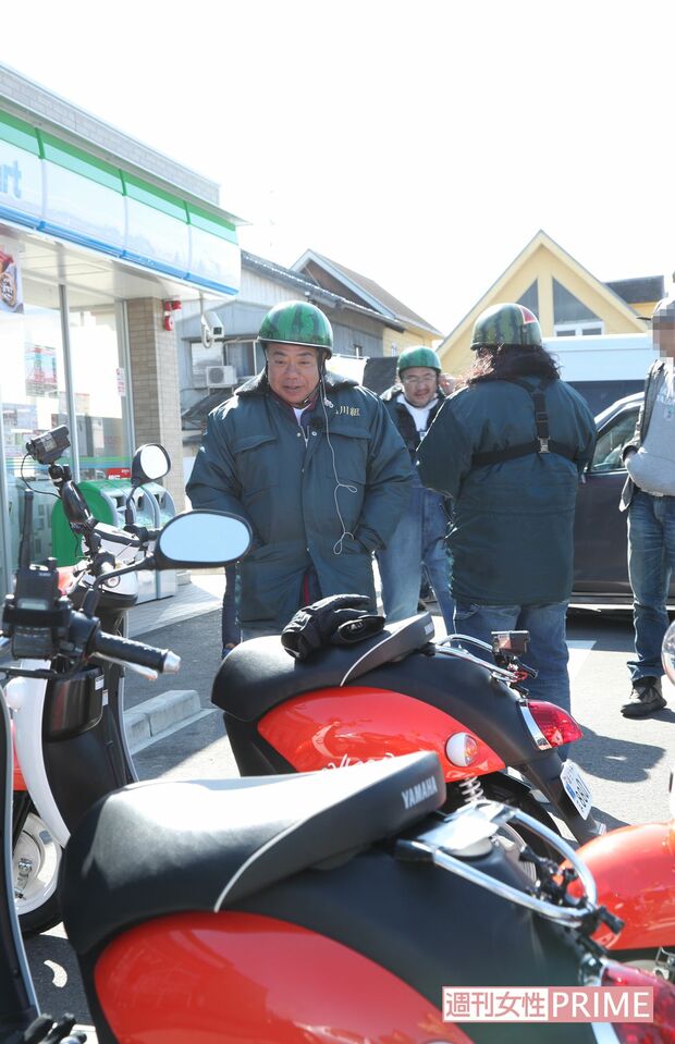 【10】14:10　トイレ休憩のためコンビニへ。気づいた客たちが写真を頼むも笑顔で対応☆　撮影／斎藤周造