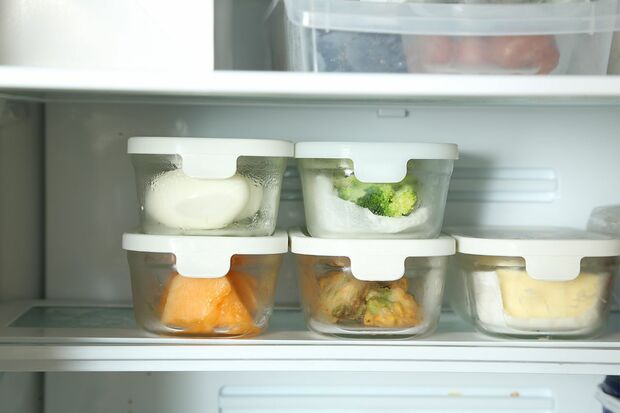 【D】「これなんだっけ」を減らす中身の見える容器に入れる。「中身が見えない容器に常備菜や余った惣菜を入れると、存在自体を忘れてしまいます」。透明なプラスチックやガラスのものを使い、さらに同じ容器で統一すると、スペースの効率化にも。