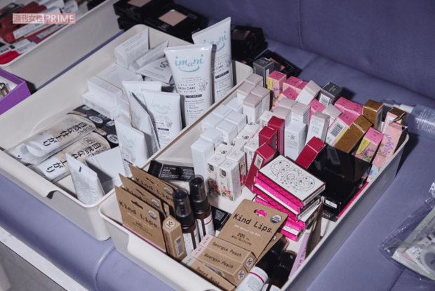 UV下地にファンデーション、口紅、アイシャドーと各種そろえられたコスメは少女たちに人気の物品のひとつ。（撮影／山田智絵）