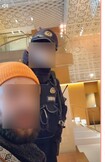 拡散している、ホテルに居座る外国人に警察官が退去を求める動画の一部