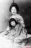 姉妹を亡くし、唯一の娘となったカオリさんは大事に育てられた。着物はいつも母が京都に注文してくれた