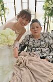結婚式にも参列。今は孫が生まれ、その姿を目で一生懸命追う母（写真は岩佐まりさん提供）
