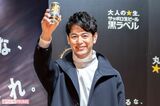 『サッポロ生ビール黒ラベル』のCMに出演する妻夫木聡