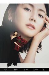 SHISEIDO『新アルティミューン』発表会に登場した長澤まさみ。肩と背中を大胆に露出した衣装で注目を集めた（マネージャーの公式Xより）