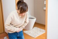 11月から患者急増!高齢者は重篤化、下痢や嘔吐で便器が足りない【冬の食中毒】「コロナと違いアルコール消…
