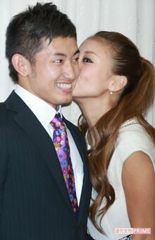 結婚会見を開いたあびる優と才賀紀左衛門('14年9月19日)