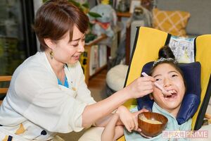 楓音（かのん）ちゃんとの食事風景（撮影／伊藤和幸）