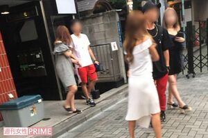 クラブを出ると杏里たちはそのまま女3人でタクシーに乗って帰路へ。写真左の女性が杏里