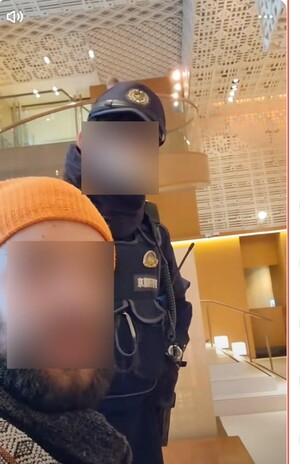 拡散している、ホテルに居座る外国人に警察官が退去を求める動画の一部