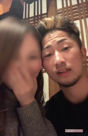 '20年11月中旬、居酒屋で仲良く顔を寄せ合うAさんと井上拓真